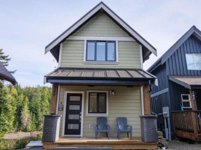 Storm Bay Family Home with Hot Tub and Inlet View